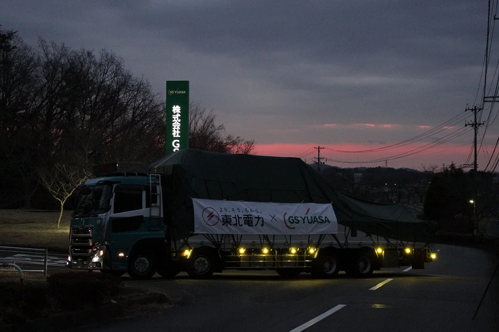 蓄電設備を搬入する当社のトラック