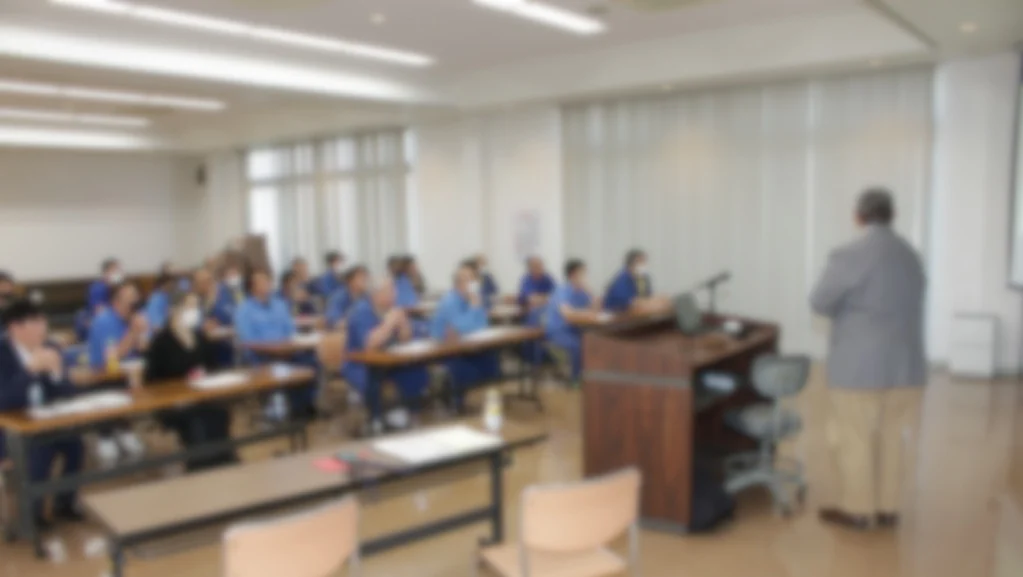 ハラスメント講習の講義に耳を傾ける参加者