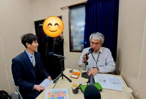 FMいわきのラジオブースで伊藤社長が出演する様子