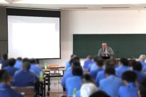 全体会議で行われた一般社員向けハラスメント講習の様子