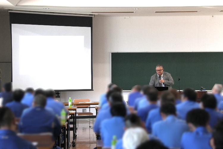 全体会議で行われた一般社員向けハラスメント講習の様子